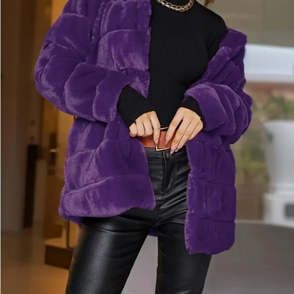 Plush Purple Faux Fur Coat – Chic & Cozy Statement Layer - Size M - Picture 5 of 6